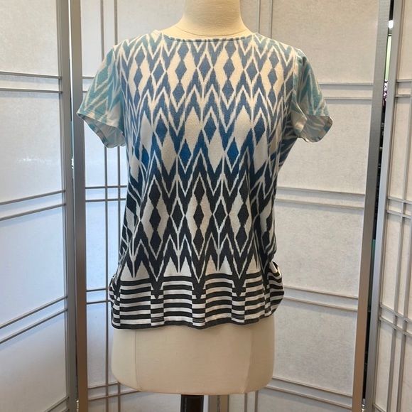 CHICOS Short sleeved top with blue design - Picture 1 of 4